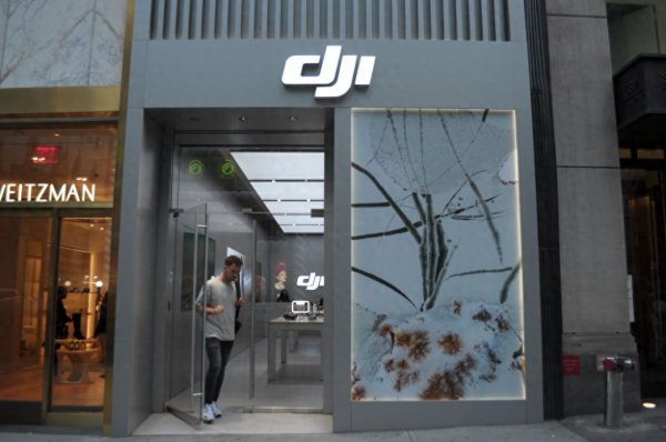 冲中国来的! 好意思国布告全球: 封禁番邦无东说念主机及零部件, 大疆首当其冲